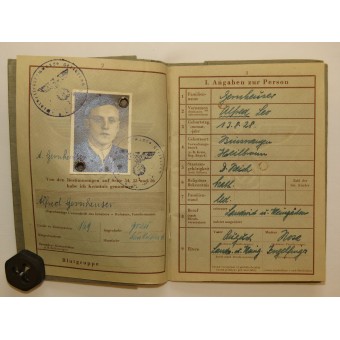 Wehrpaß ausgestellt für einen 16-jährigen Jungen, geboren im Jahr 1928. Espenlaub militaria
